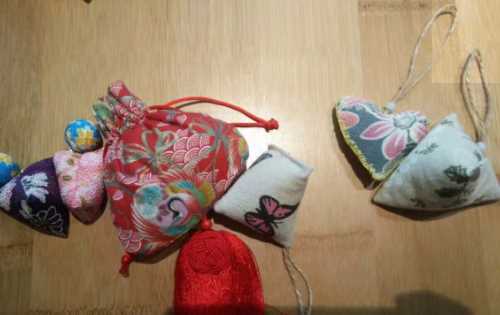 怎么做香包簡(jiǎn)單又好看,香囊的制作方法圖30