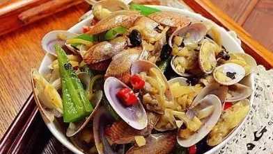 花蛤買(mǎi)回來(lái)放冰箱里凍死了還能吃嗎