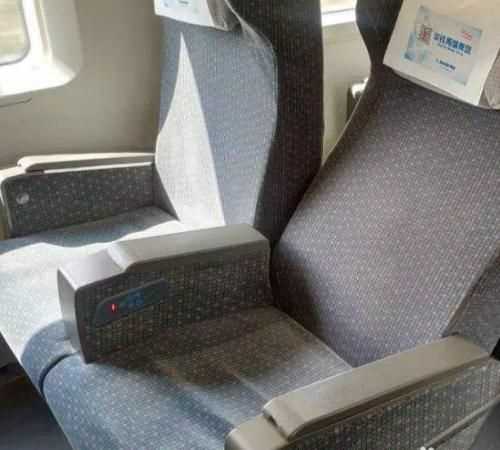 高鐵座椅怎么往后調