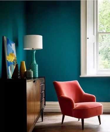 孔雀藍褲子搭配什么顏色上衣好看