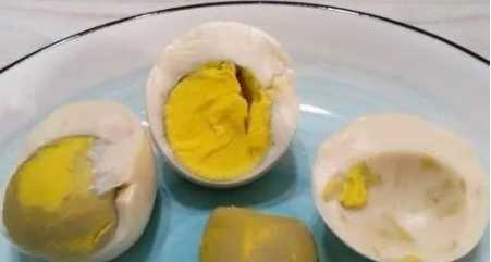 煮熟的雞蛋怎么知道壞了,如何判斷煮雞蛋有沒(méi)有變質(zhì)圖1