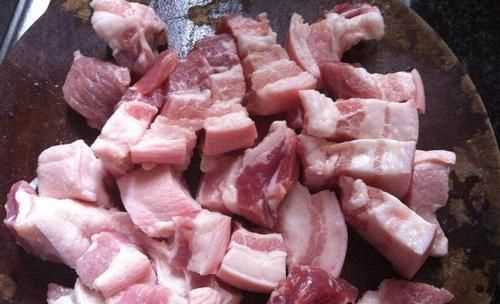 把豬肉放水里,豬肉變白了能吃嗎