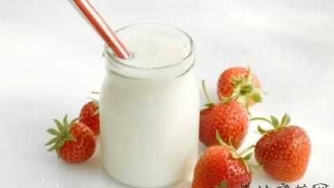 酸奶上面一層水能吃嗎 上面有水還能喝嗎