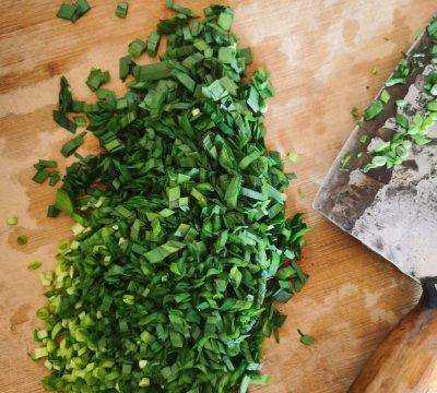 洋槐花餃子怎么做好吃,槐樹(shù)花素餡餃子餡的做法圖1