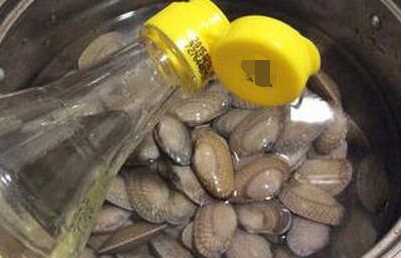 花甲肉怎么處理干凈,無(wú)殼的花甲肉怎么洗干凈視頻圖3