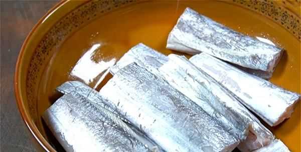 帶魚(yú)怎么清蒸沒(méi)有腥味,帶魚(yú)怎么做好吃又簡(jiǎn)單清蒸帶魚(yú)圖7