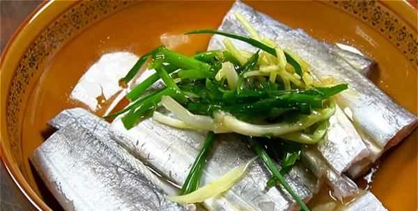 帶魚(yú)怎么清蒸沒(méi)有腥味,帶魚(yú)怎么做好吃又簡(jiǎn)單清蒸帶魚(yú)圖9