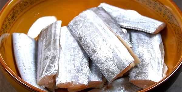 帶魚(yú)怎么清蒸沒(méi)有腥味,帶魚(yú)怎么做好吃又簡(jiǎn)單清蒸帶魚(yú)圖10