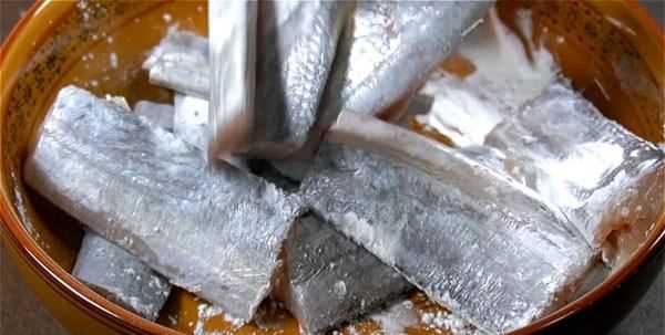 帶魚(yú)怎么清蒸沒(méi)有腥味,帶魚(yú)怎么做好吃又簡(jiǎn)單清蒸帶魚(yú)圖11