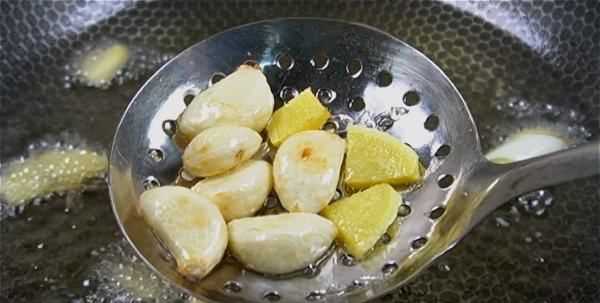 帶魚(yú)怎么清蒸沒(méi)有腥味,帶魚(yú)怎么做好吃又簡(jiǎn)單清蒸帶魚(yú)圖12