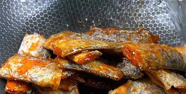 帶魚(yú)怎么清蒸沒(méi)有腥味,帶魚(yú)怎么做好吃又簡(jiǎn)單清蒸帶魚(yú)圖16