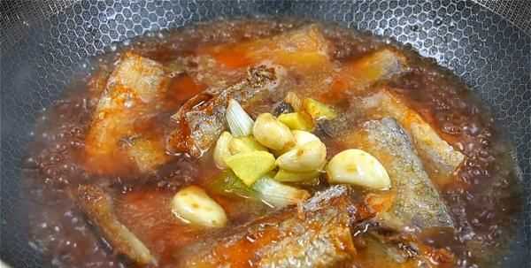 帶魚(yú)怎么清蒸沒(méi)有腥味,帶魚(yú)怎么做好吃又簡(jiǎn)單清蒸帶魚(yú)圖17