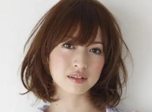 方臉適合什么發(fā)型