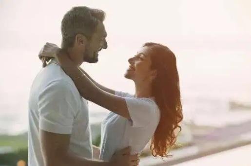 擁抱會(huì )讓男生起反應嗎