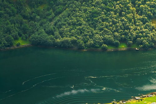 關(guān)于水的兩個(gè)完整的詩(shī)句