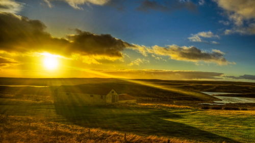 關(guān)于夕陽(yáng)西下詩(shī)句