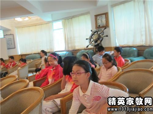 小學(xué)小學(xué)四年級作文比賽,四年級作文我和誰(shuí)過(guò)一天,小學(xué)小學(xué)四年級上冊四百字作文對話(huà)