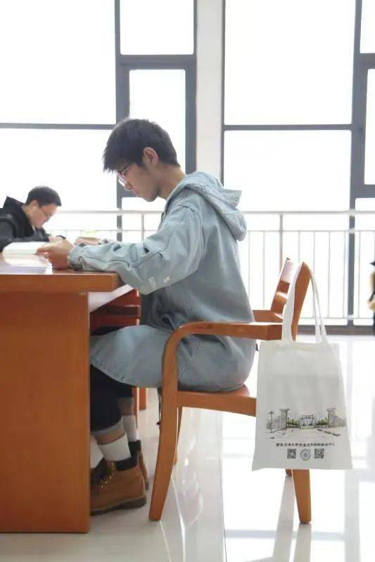 保護校園環(huán)境拒絕白色污染作文