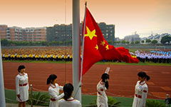 校園升旗儀式的場(chǎng)面描寫(xiě)作文500字