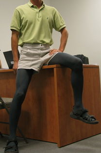 校園男生穿白色連褲襪的作文