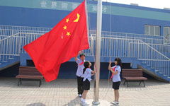 校園升國旗的場(chǎng)景作文