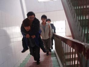 校園里助人為樂(lè )400字作文大全