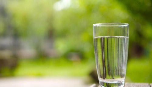 等一杯開(kāi)水涼下來(lái)