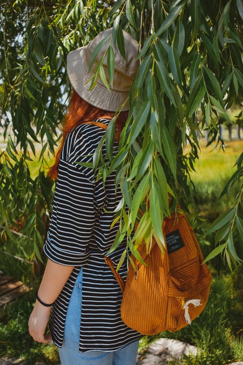 五年級敘事作文猜猜她是誰(shuí)